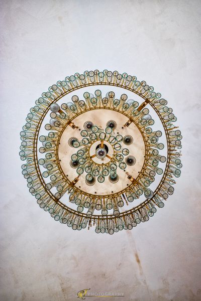 Eine Uhr mit vielen verschiedenen farbigen Glasperlen