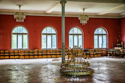 Ein Zimmer mit einer großen Uhr darin