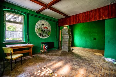 Ein Zimmer mit Schreibtisch und Stuhl