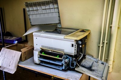 Eine Druckermaschine, die auf einem Tisch sitzt