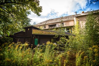 Ein Haus mit einem grünen Dach