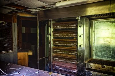 Eine Küche mit einem Haufen Weinflaschen darin