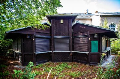 Ein kleines Haus mit einer grünen Tür und einer grünen Tür