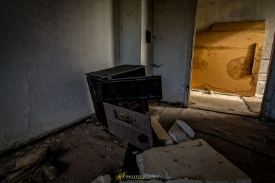 Ein Fernseher, der in einem Zimmer mit einer Tür sitzt