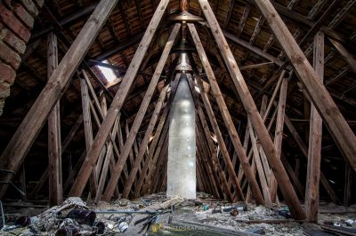 Eine sehr alte Scheune mit viel Holz