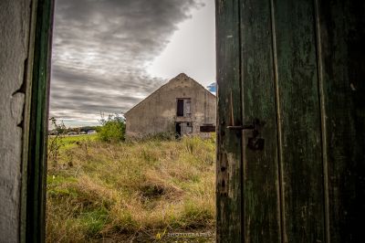 Eine Scheune mit einer Tür auf einem Feld