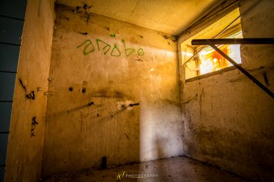 Eine Wand mit Graffiti darauf