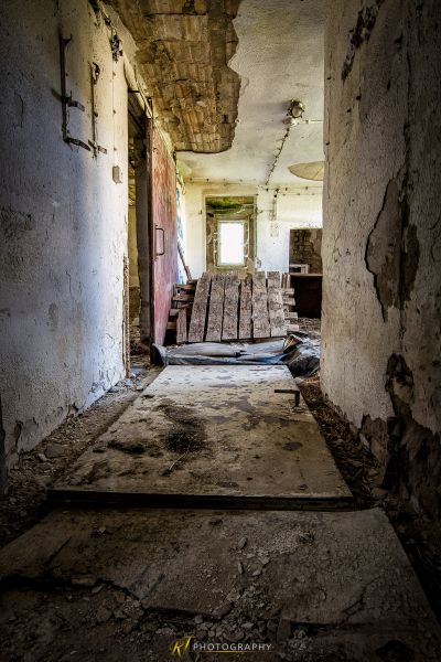 Ein Zimmer mit vielen Möbeln in ihm