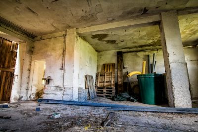 Ein Zimmer mit einem Haufen Müll und einer Mülltonne