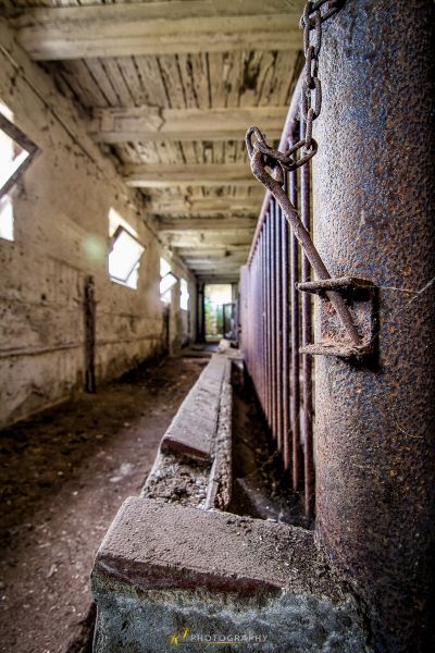 Eine rostige Metalltür