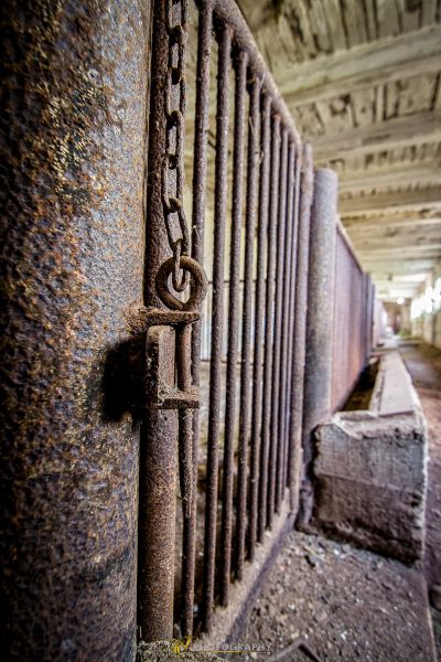 Ein rostiges Eisentor mit einer Kette darauf