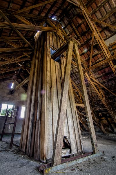 Ein Zimmer mit Holzboden und einer Tür