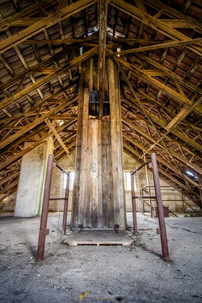 Eine hölzerne Struktur mit einer Uhr darauf