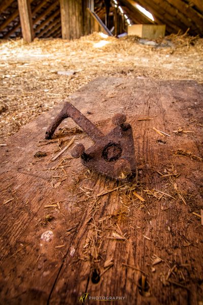 Ein Hammer, der auf ein Stück Holz gelegt wird