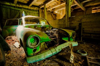 Ein altes Auto in einer Scheune