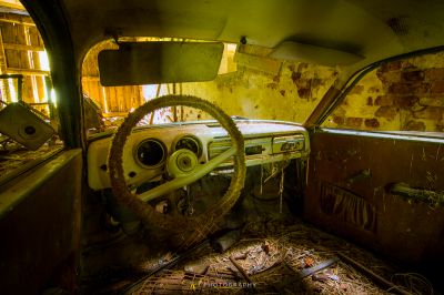 Ein Auto mit einer Lenkung in einem Junk