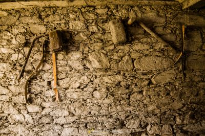 Eine Wand mit einem Haufen von Werkzeugen darauf