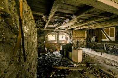 Ein Raum mit vielen Trümmern und Trümmern