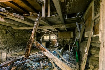 Ein Raum mit vielen Trümmern und Trümmern