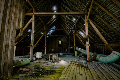 Ein Zimmer mit einem Holzboden und einer Holzdecke