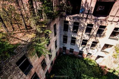 Ein Blick auf ein Gebäude von oben