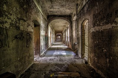 Ein langer Flur mit Graffiti an den Wänden