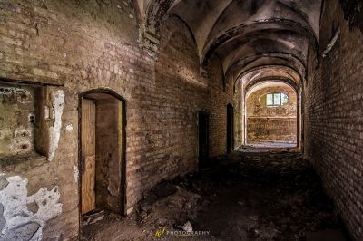 Ein sehr altes Zimmer mit einer Tür