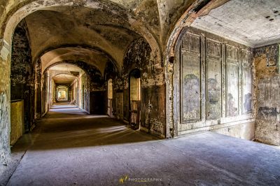 Ein langer Flur mit einem Haufen Fenstern