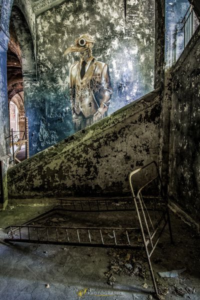 Ein sehr altes Zimmer mit einem sehr alten Bett