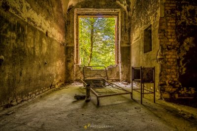 Ein Stuhl in einem Zimmer mit Fenster