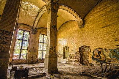 Ein Raum mit einer Uhr und Graffiti an den Wänden