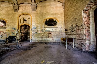 Ein Zimmer mit einer Ziegelwand und einer Tür