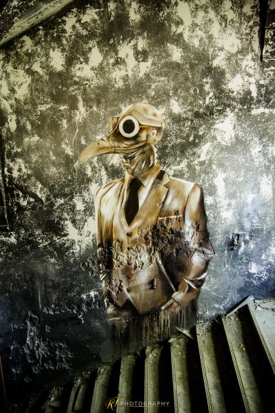 Eine Statue eines Mannes mit Hut und Krawatte