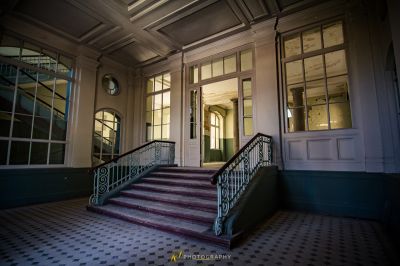 Eine Treppe, die zu einem großen Raum mit einer Uhr führt
