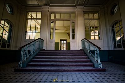 Eine Reihe von Treppen, die zu einem großen Raum führen