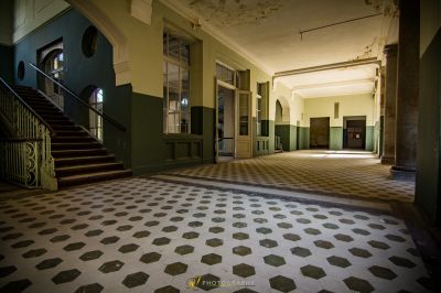 Ein Zimmer mit einem gefliesten Boden und einer Treppe