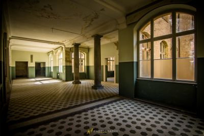 Ein Zimmer mit einem karierten Boden und einem großen Fenster