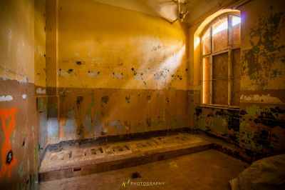 Ein Raum mit viel Farbe an den Wänden