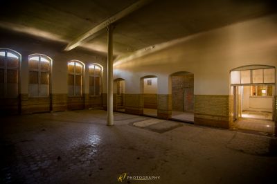 Ein Zimmer mit einer Ziegelwand und einem Fenster