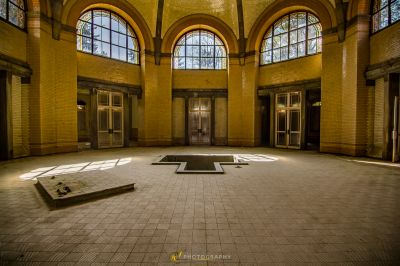 Ein Zimmer mit einem großen Fenster und einem quadratischen Boden