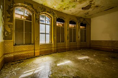 Ein Zimmer mit vielen Fenstern und vielen Trümmern