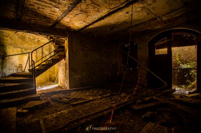 Ein Zimmer mit einer Treppe und einem Fenster