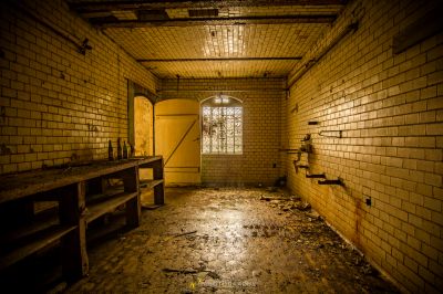 Ein Zimmer mit einer Bank und einem Fenster