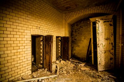 Ein Zimmer mit einem Haufen kaputter Türen