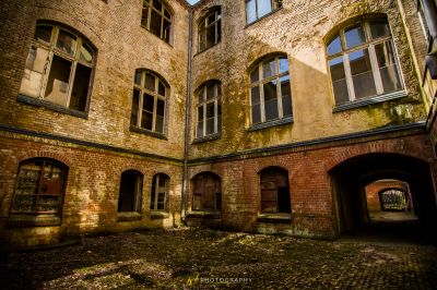 Ein sehr altes Gebäude mit vielen Fenstern