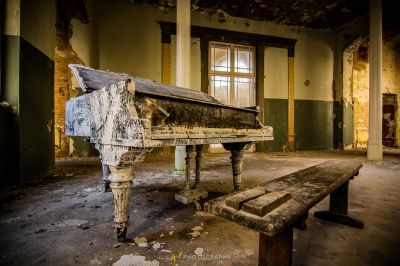 Ein Klavier in einem Raum mit einer Bank