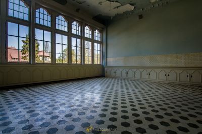 Ein Zimmer mit Fliesenboden und Fenster