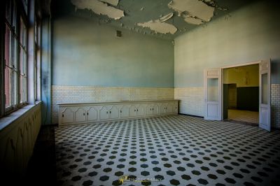 Ein Zimmer mit einem gefliesten Boden und einer Wand