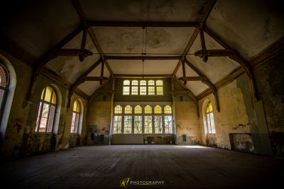 Ein Zimmer mit einem großen Fenster und einem Holzboden