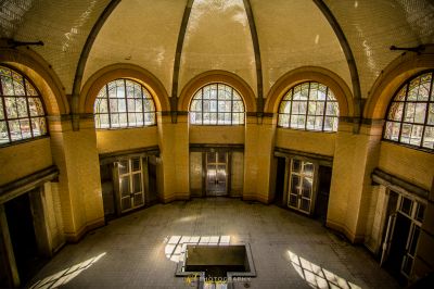 Ein großes Zimmer mit Tisch und Fenstern